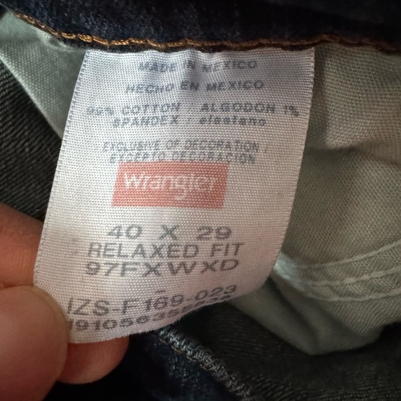 Wrangler Relaxed Fit Denim Jeans Dark Wash Men Size 40X29 EUC - Picture 4 of 4